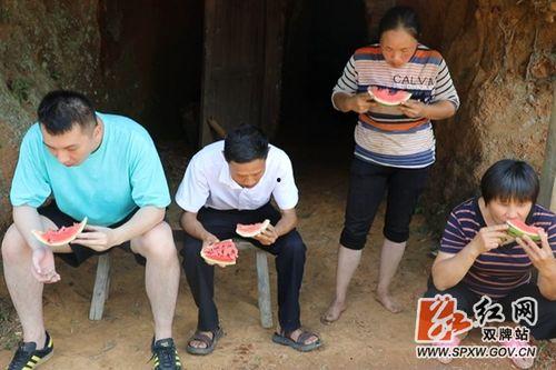 淄博赤脚吃瓜事件视频,街头奇观引发网友热议